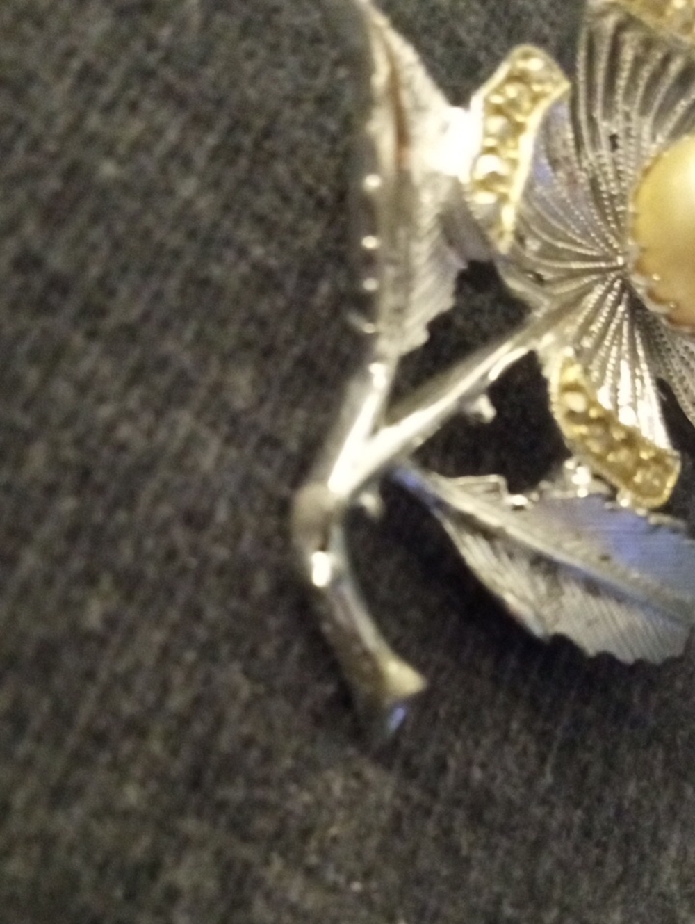 Two (2) Vintage Flower Brooches - Picture 9 of 11
